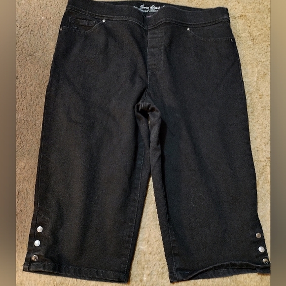 Gloria Vanderbilt Black Slimming Denim Capris - Picture 1 of 3